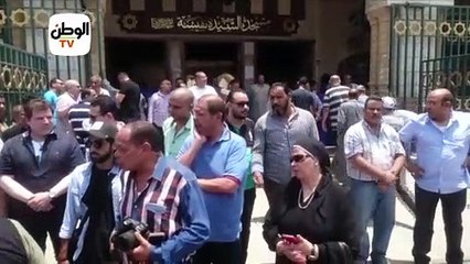 أشرف زكي في انتظار وصول جثمان الراحل عزت أبوعوف