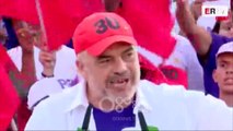 RTV Ora - Rama-Metës: Haxhi Qamili është shfaqur me kostum, kravatë, e bën shqiponjën