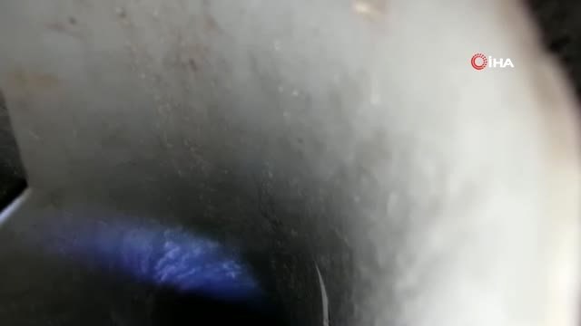 Lavabo borusuna sıkışan 2 yavru kediyi duvarı kırarak kurtardılar