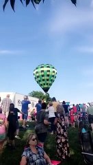 Cette montgolfière s'écrase dans la foule d'un festival de musique !