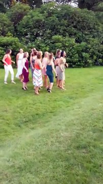 Il s'enfuit quand sa copine attrape le bouquet de la mariée