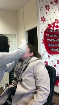 Epilation des sourcils : elle fait une tête hilarante !