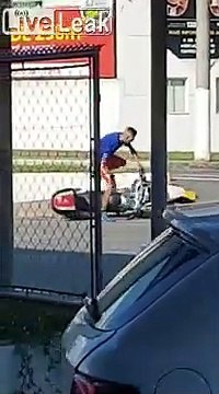 L'alarme de cette moto est une sonnerie de police ! le voleur se croit prisonnier !