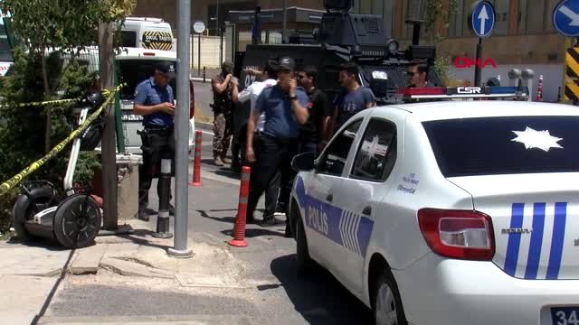 MALTEPE'DE AVM'DE İNTİHAR ETMEK İSTEYEN KİŞİYİ POLİS VAZGEÇİRDİ