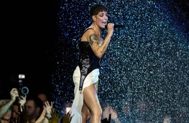 Halsey 'standing' with Taylor Swift
