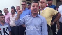 RTV Ora Berat - Mbështetës të opozitës ndodhen para KZAZ-së 64