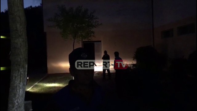 Militantët e PD së i vendosin zjarrin KZAZ së brenda shkollës në Vaun e Dejës