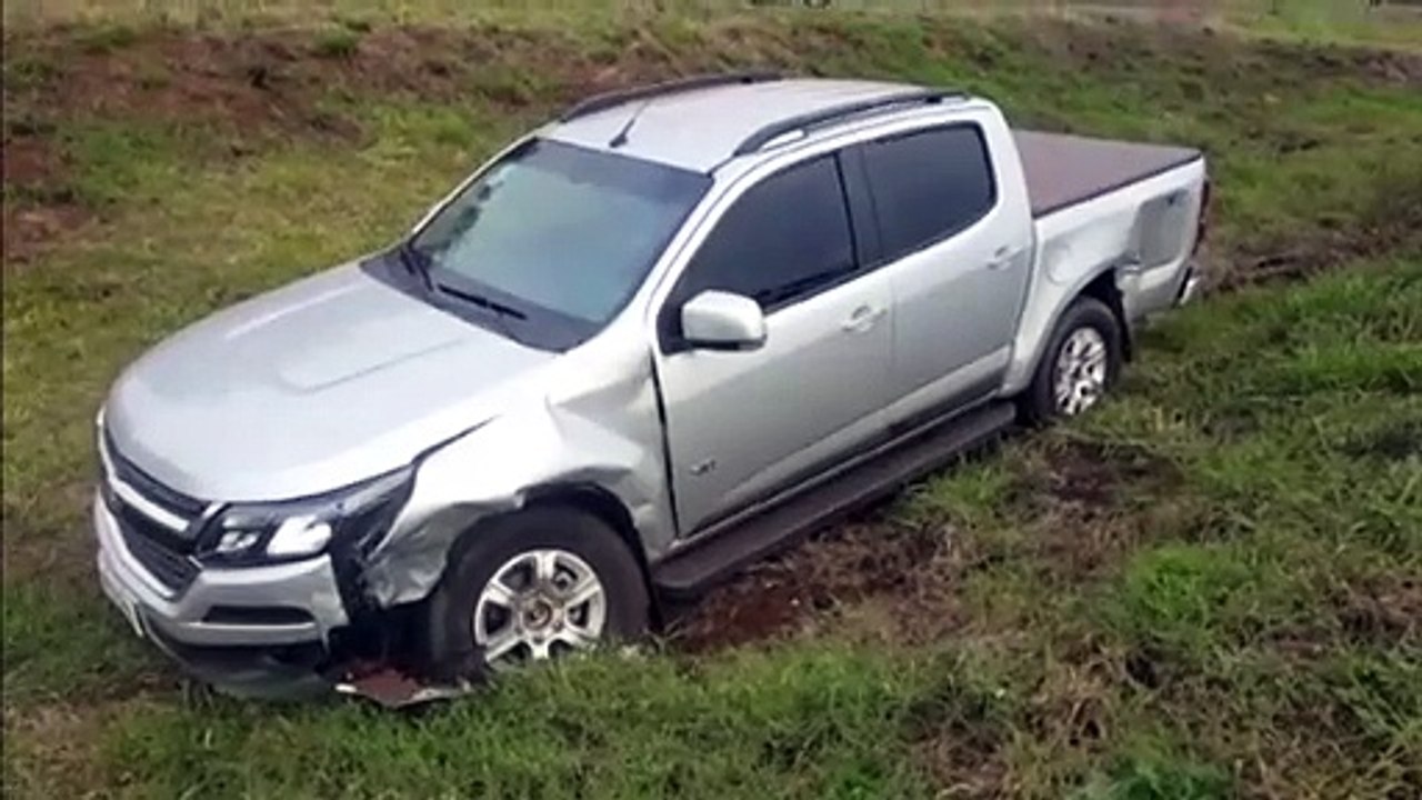 Carros param às margens da rodovia em acidente na BR-467, em Sede Alvorada