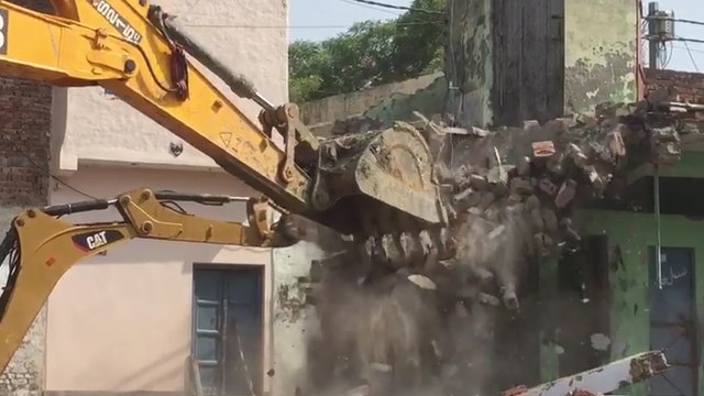 नमाज के दौरान गिरी मस्जिद की दीवार, दो लोगों की मलबे में दबकर मौत