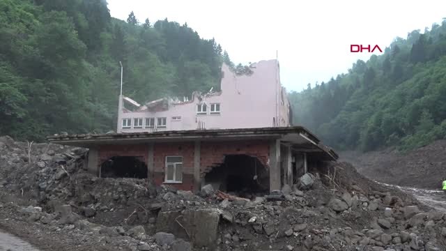 Trabzon Araklı'daki selde hasar gören okul yıkıldı, kayıplar aranıyor-2