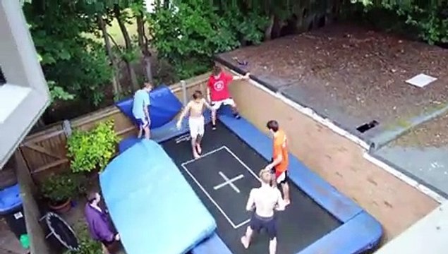 Super saut en trampoline avec l'aide des ses amis