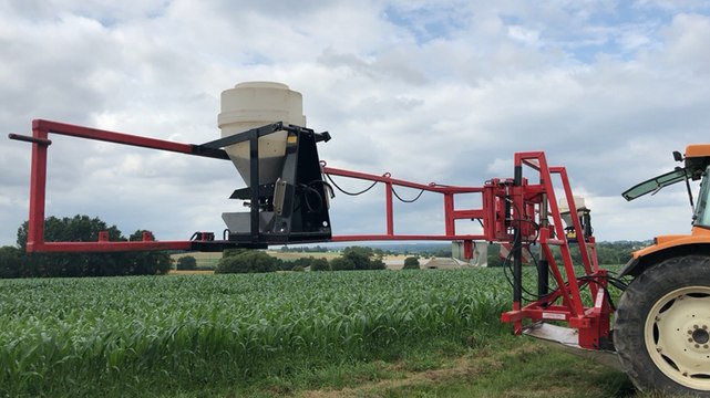 Le prototype « Maxi Couv’ » en démonstration de semis de couverts