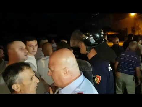 Dhunë në Dibër/ Sulmohet me bomba molotov KZAZ, 1 gazetar dhe 6 policë të plagosur
