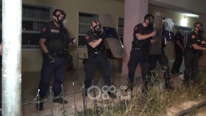 RTV Ora - Tensioni ne Diber, persona po perpiqen te hyjne ne KZAZ