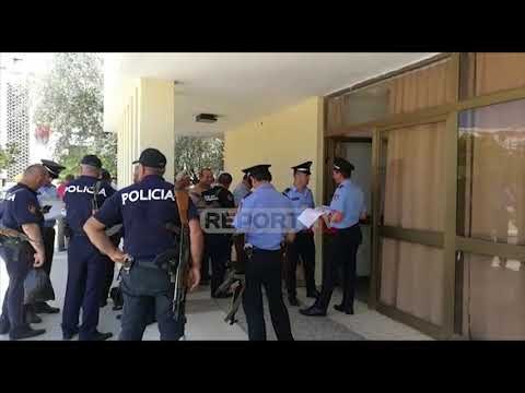 Report TV -KZAZ 54 dhe 55 në Lushnje shpërndajnë fletët e votimit në QV