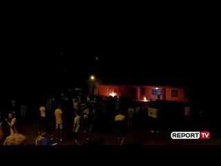 Télécharger la video: DEL VIDEO/ Momenti kur sulmohet me bomba molotov KZAZ në Dibër, si u rrezikua policia