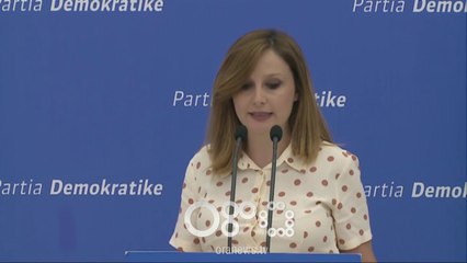 RTV Ora - Tabaku: Kryebashkiakja e Roskovecit kërcënon qytetarin: Voto, ose të heq KEMP-in