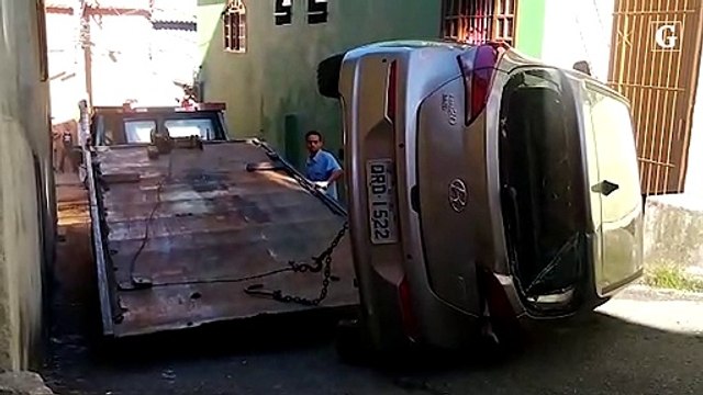 Carro capota após roubo em Vitória