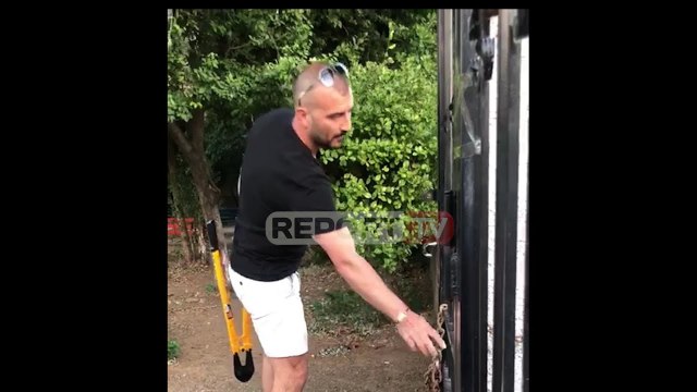 Report TV - Shkodër, këputen kyçat, hapen edhe dy shkolla, futen materialet zgjedhore