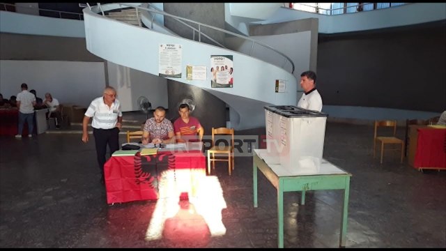 Report TV - Edhe në Shkodër qendrat e votimit hapen pa incidente