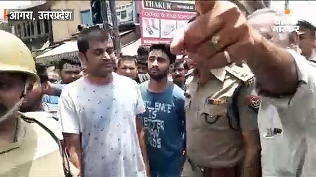 मॉब लिंचिंग के घटना के विरोध में आगरा में बवाल,...