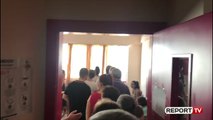 Report TV - Radhë të gjata në qendrat e votimit te shkolla ‘At Zef Pllumi’ në Tiranë