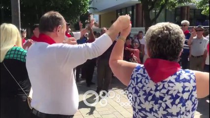 RTV Ora - Protesta ndryshe në Korçë: Me shallin e pionierit hedhin vallen e Enverit