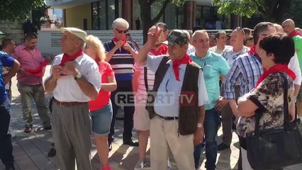 Report TV - Salianji 'dirigjon' militantët para Bashkisë së Korçës, valle si në kohën e komunizmit