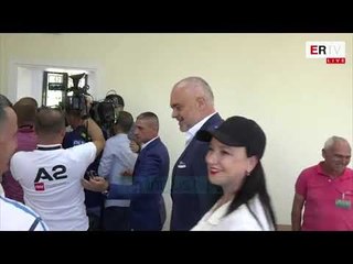 Kryeministri voton me familjen - News, Lajme - Vizion Plus