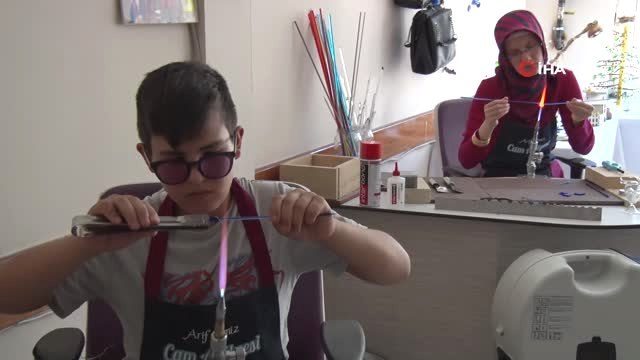 Cam malzemesi, kadınların ve çocukların elinde sanat eserine dönüşüyor