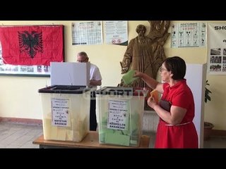 Report TV - Elbasan, nuk u rikandidua, Qazim Sejdini voton me bashkëshorten