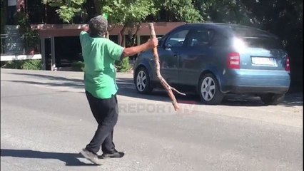 Report TV - Një i dehur me dru në dorë tenton të sulmojë votuesit në Cërrik