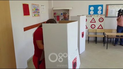 Download Video: RTV Ora - Klos, komisionerët e PS-së godasin me leva dy vëllezër se filmuan duke transportuar votues