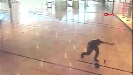 MALTEPE'DE AVM'DEKİ SİLAHLI KİŞİNİN TESLİM OLMA ANI