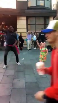 Une fillette rejoint un danseur de rue dans un duo endiablé !
