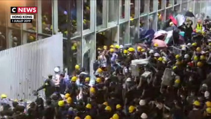 Hong Kong : le Parlement pris pour cible