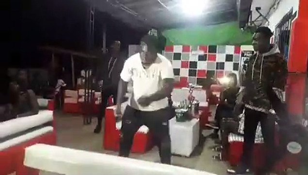 Découvrez cette nouvelle danse appelée Baby Foot et qui fait beaucoup parler !