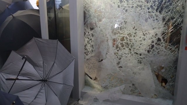 Manifestantes entran en sede del Parlamento de Hong Kong tras derribar las puertas