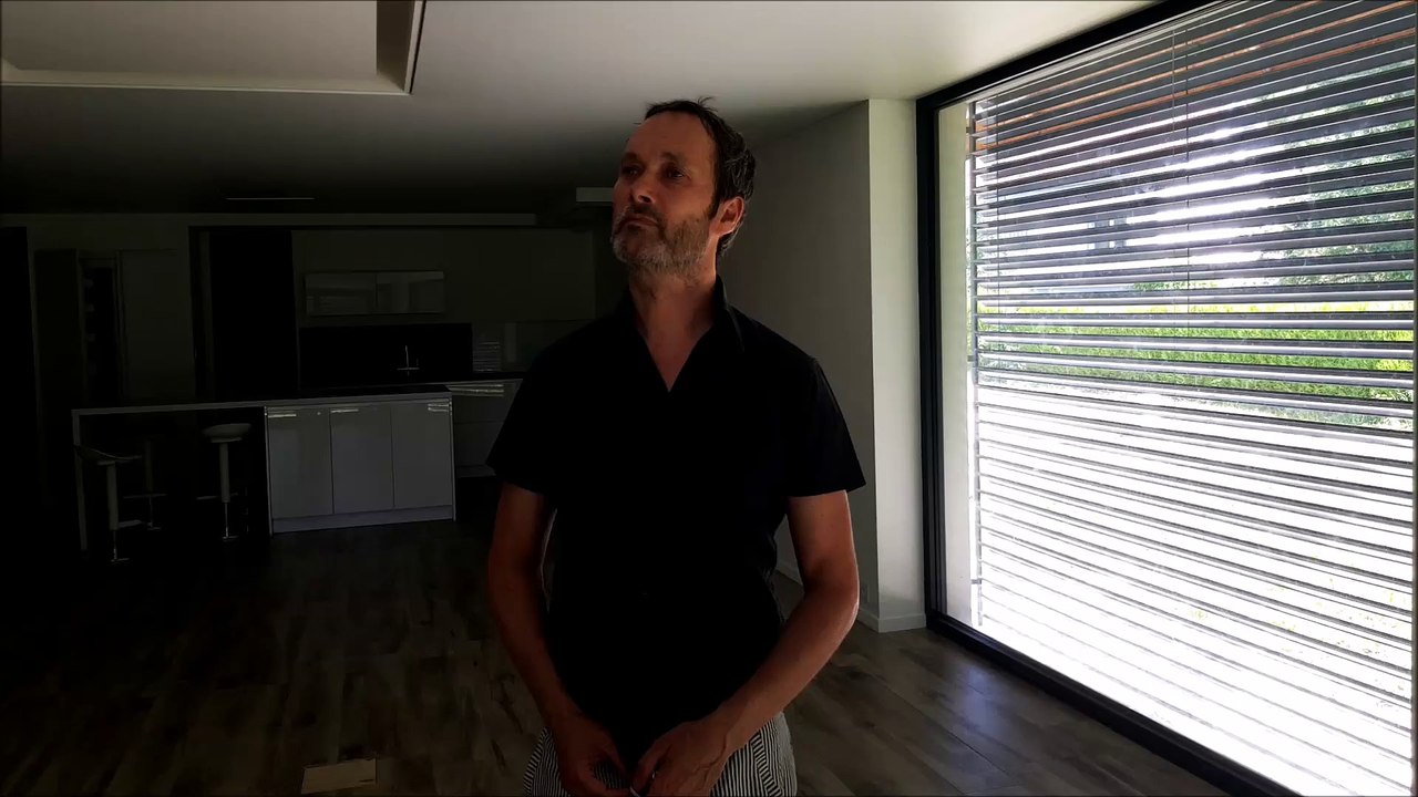 Mathieu Allard, agent immobilier présente une maison ossature bois et paille à Beure