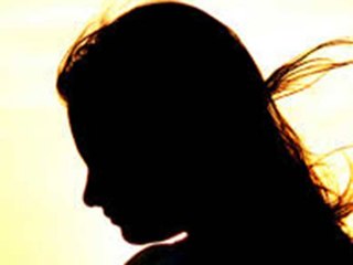 நல்ல போதை.. மயங்கி விழுந்த பெண், வக்கிர வாலிபருக்கு தர்ம அடி