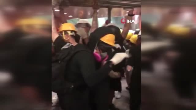 - Hong Kong'da suçluların Çin'e iade edilmesini öngören yasa tasarısına karşı çıkan göstericiler,...