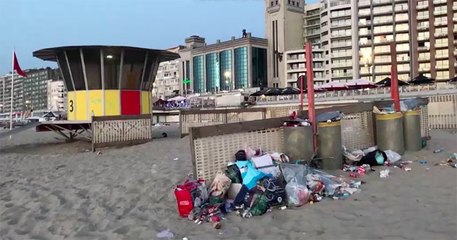 Des habitants d'une ville belge découvrent la plage jonchée de déchets, laissés par les touristes