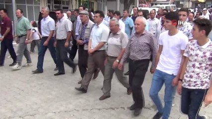 Hacı adayları kasaba halkı ile etli pilav yemeğinde bir araya gelerek helallik aldı