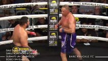Este luchador de boxeo sin guantes se ve obligado a darle bofetadas a su contrincante debido a sus dedos rotos (vídeo)