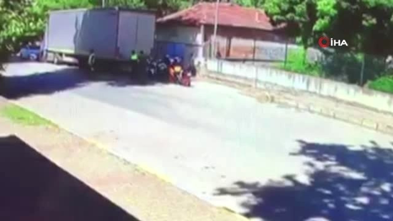 Dur ihtarına uymayan motosikletli, trafik polisine böyle çarptı
