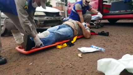 Homem fica ferido em colisão entre carro e moto no Santa Cruz