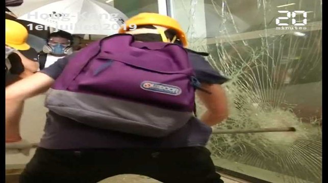 Hong Kong: Des manifestants entrent de force dans le siège du Parlement