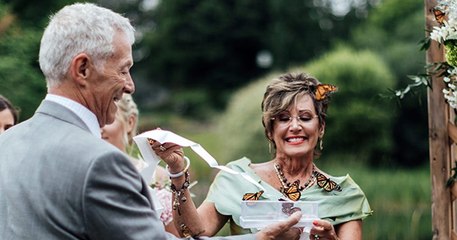 La famille du marié rend hommage à sa sœur décédée en lâchant des papillons qui restent accrochés aux invités