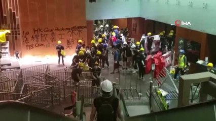 - Hong Kong'da Protestocular Yasama Meclisini İstila Etti