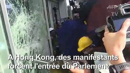 Hong Kong: les manifestants brisent les vitres du parlement